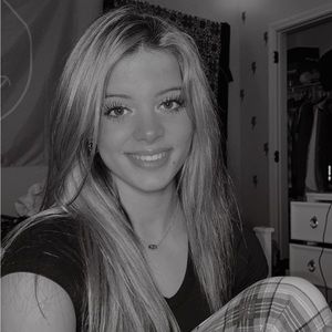 Meet your Posher, Larissa